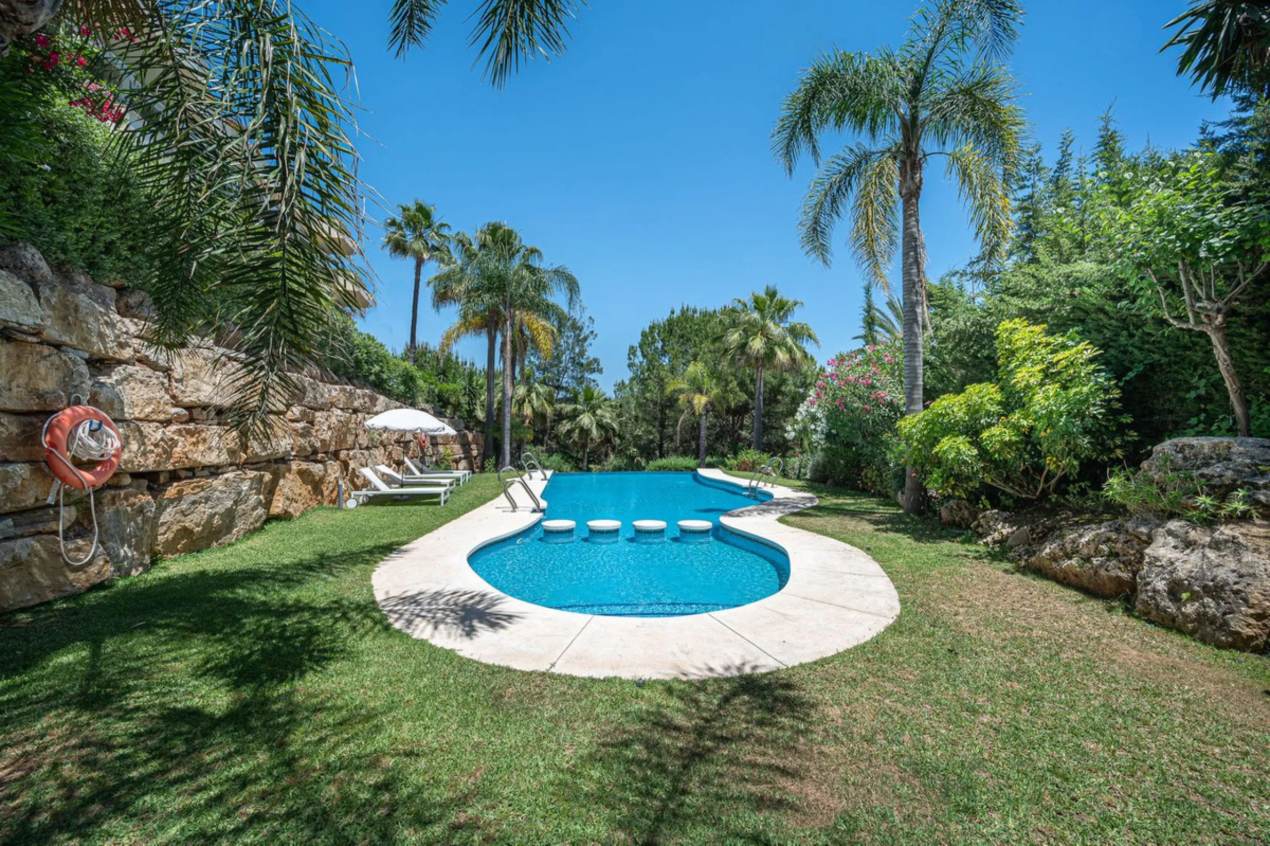 This spacious apartment is located within an exclusive development in Las Lomas del Marbella Club, on Marbella's prestigious Golden Mile — just 2 minutes from Puente Romano and the beach.