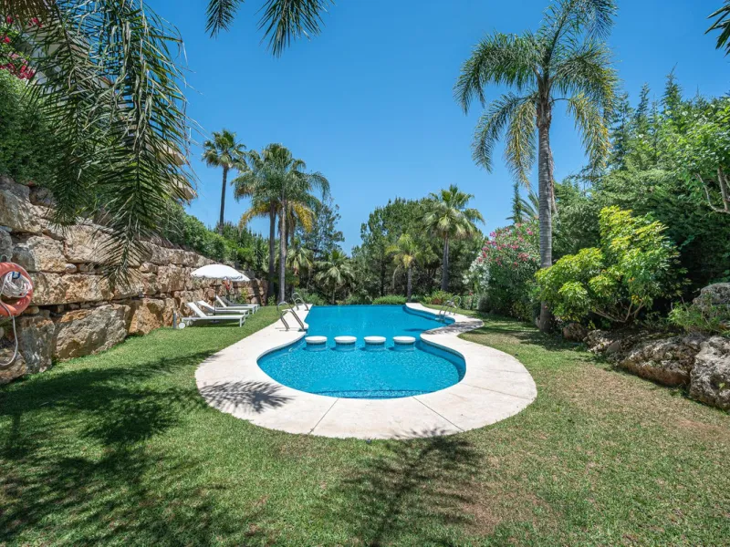 This spacious apartment is located within an exclusive development in Las Lomas del Marbella Club, on Marbella's prestigious Golden Mile — just 2 minutes from Puente Romano and the beach.