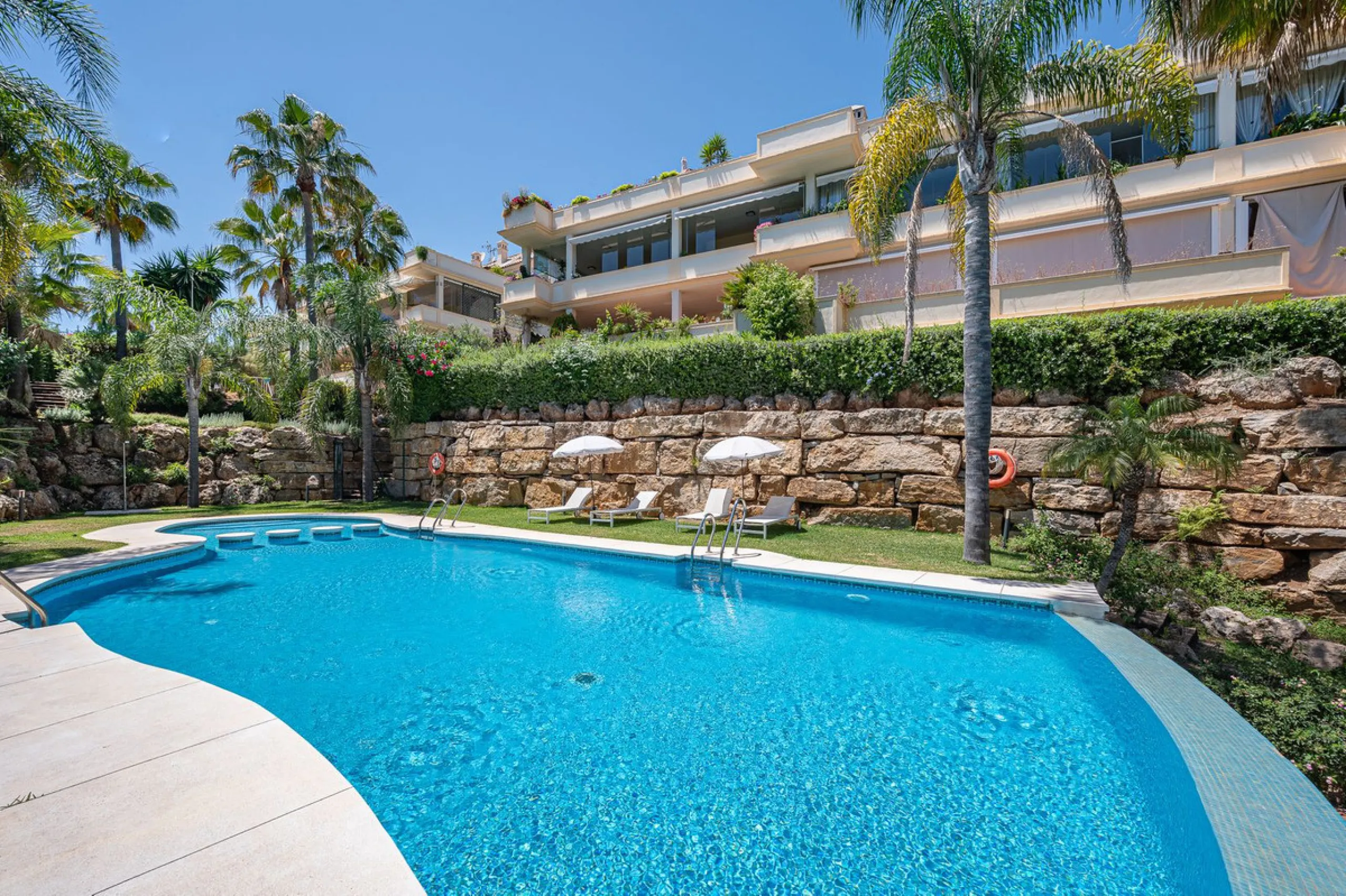 This spacious apartment is located within an exclusive development in Las Lomas del Marbella Club, on Marbella's prestigious Golden Mile — just 2 minutes from Puente Romano and the beach.
