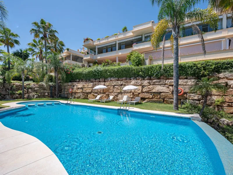 This spacious apartment is located within an exclusive development in Las Lomas del Marbella Club, on Marbella's prestigious Golden Mile — just 2 minutes from Puente Romano and the beach.