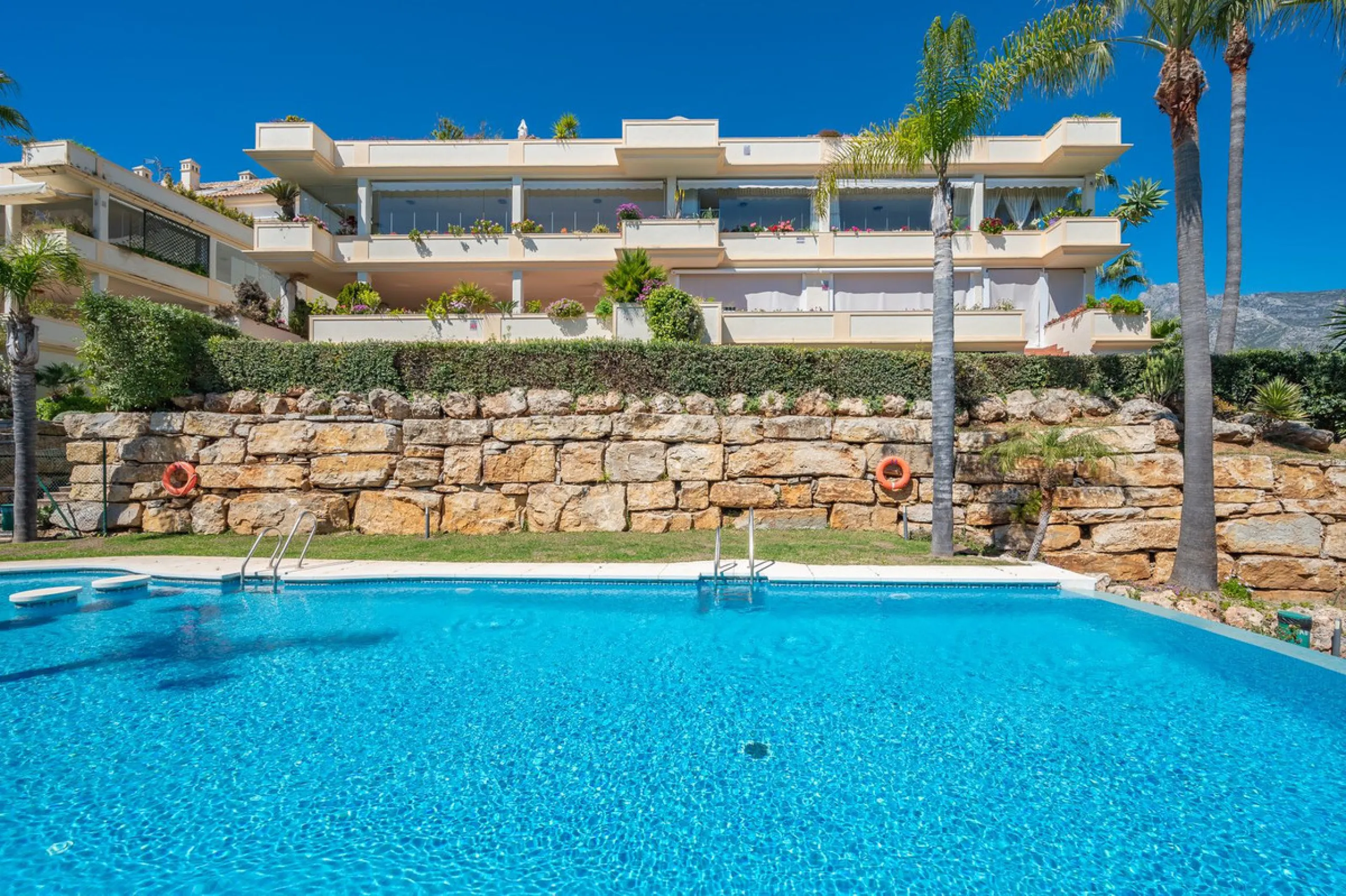 This spacious apartment is located within an exclusive development in Las Lomas del Marbella Club, on Marbella's prestigious Golden Mile — just 2 minutes from Puente Romano and the beach.