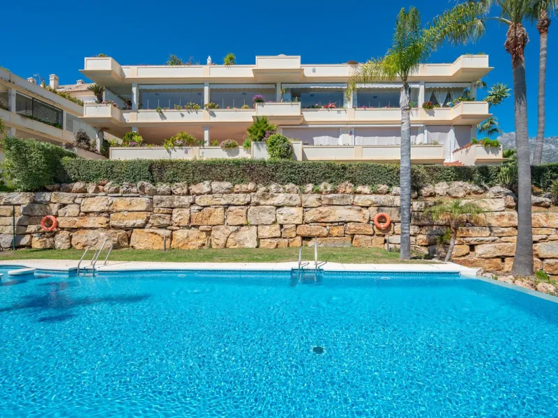 This spacious apartment is located within an exclusive development in Las Lomas del Marbella Club, on Marbella's prestigious Golden Mile — just 2 minutes from Puente Romano and the beach.