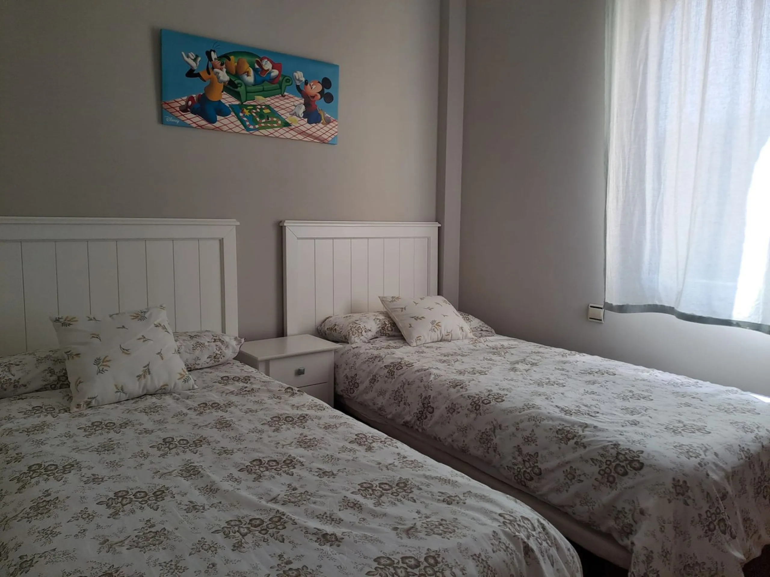 Welcome to this stunning 2-bedroom, 2-bathroom apartment, perfectly situated in a gated community that offers both comfort and convenience. As you step inside, a small hallway leads you to a spacious open-plan living room that connects to a grand solarium