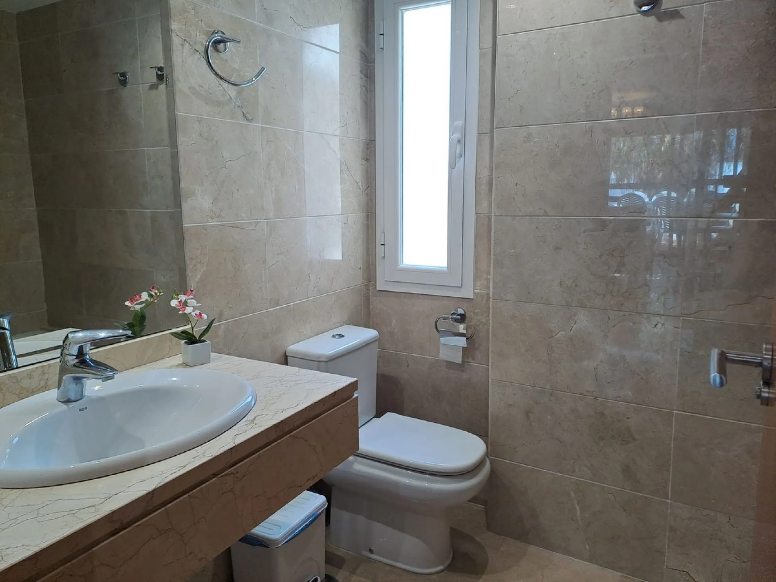 Welcome to this stunning 2-bedroom, 2-bathroom apartment, perfectly situated in a gated community that offers both comfort and convenience. As you step inside, a small hallway leads you to a spacious open-plan living room that connects to a grand solarium