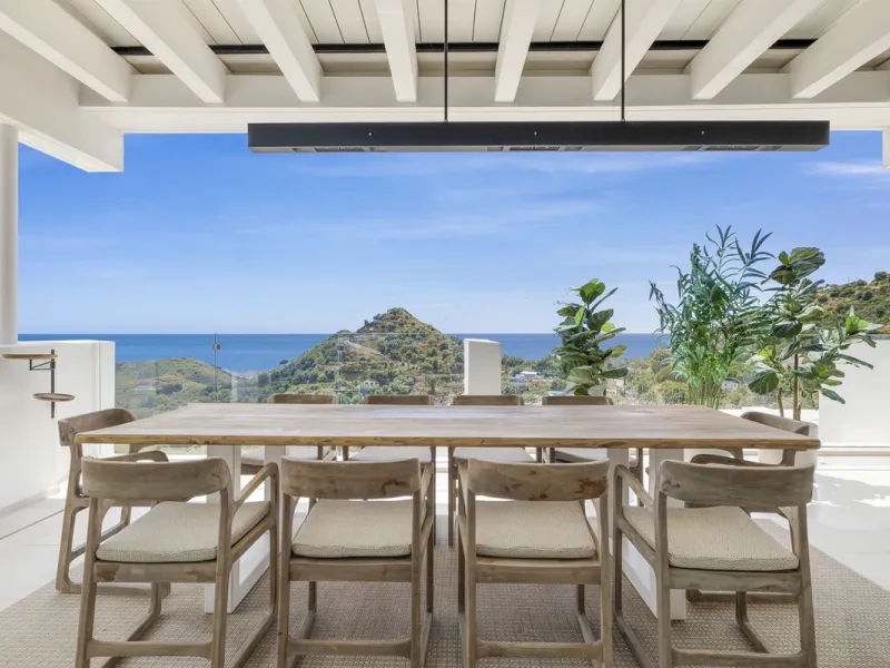 Elegant Penthouse with Breathtaking Panoramic Views in Palo Alto, Marbella