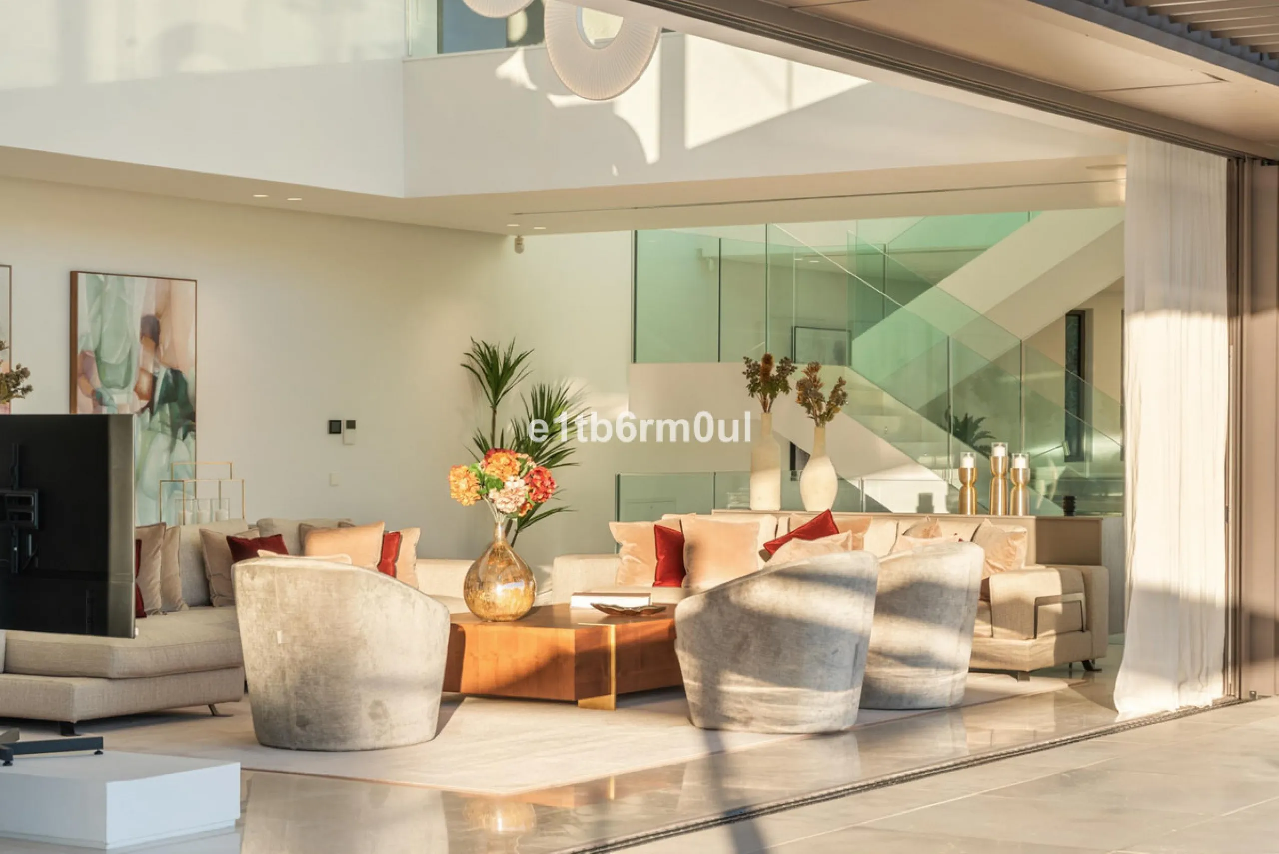 Exquisite Contemporary Five-Bedroom Villa with Panoramic Platform Setting in the heart of La Quinta, Benahavís. Surrounded by top-tier golf courses and just minutes from Puerto Banús, Marbella, and pristine beaches, this home delivers the ultimate Costa d