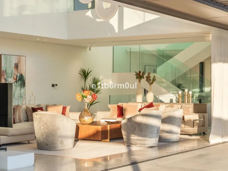 Exquisite Contemporary Five-Bedroom Villa with Panoramic Platform Setting in the heart of La Quinta, Benahavís. Surrounded by top-tier golf courses and just minutes from Puerto Banús, Marbella, and pristine beaches, this home delivers the ultimate Costa d