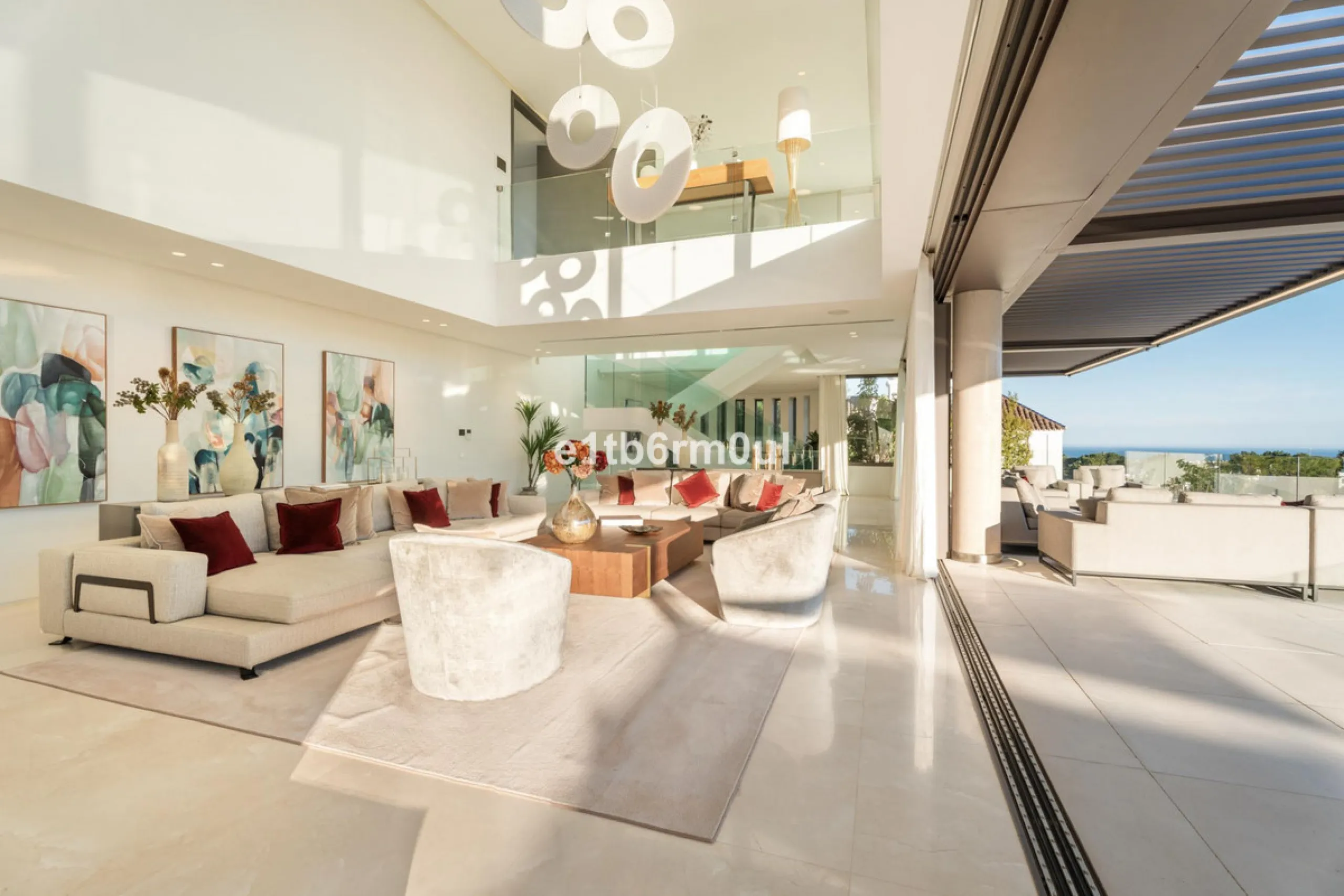 Exquisite Contemporary Five-Bedroom Villa with Panoramic Platform Setting in the heart of La Quinta, Benahavís. Surrounded by top-tier golf courses and just minutes from Puerto Banús, Marbella, and pristine beaches, this home delivers the ultimate Costa d