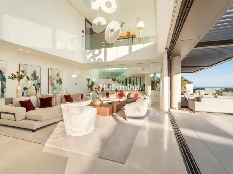 Exquisite Contemporary Five-Bedroom Villa with Panoramic Platform Setting in the heart of La Quinta, Benahavís. Surrounded by top-tier golf courses and just minutes from Puerto Banús, Marbella, and pristine beaches, this home delivers the ultimate Costa d