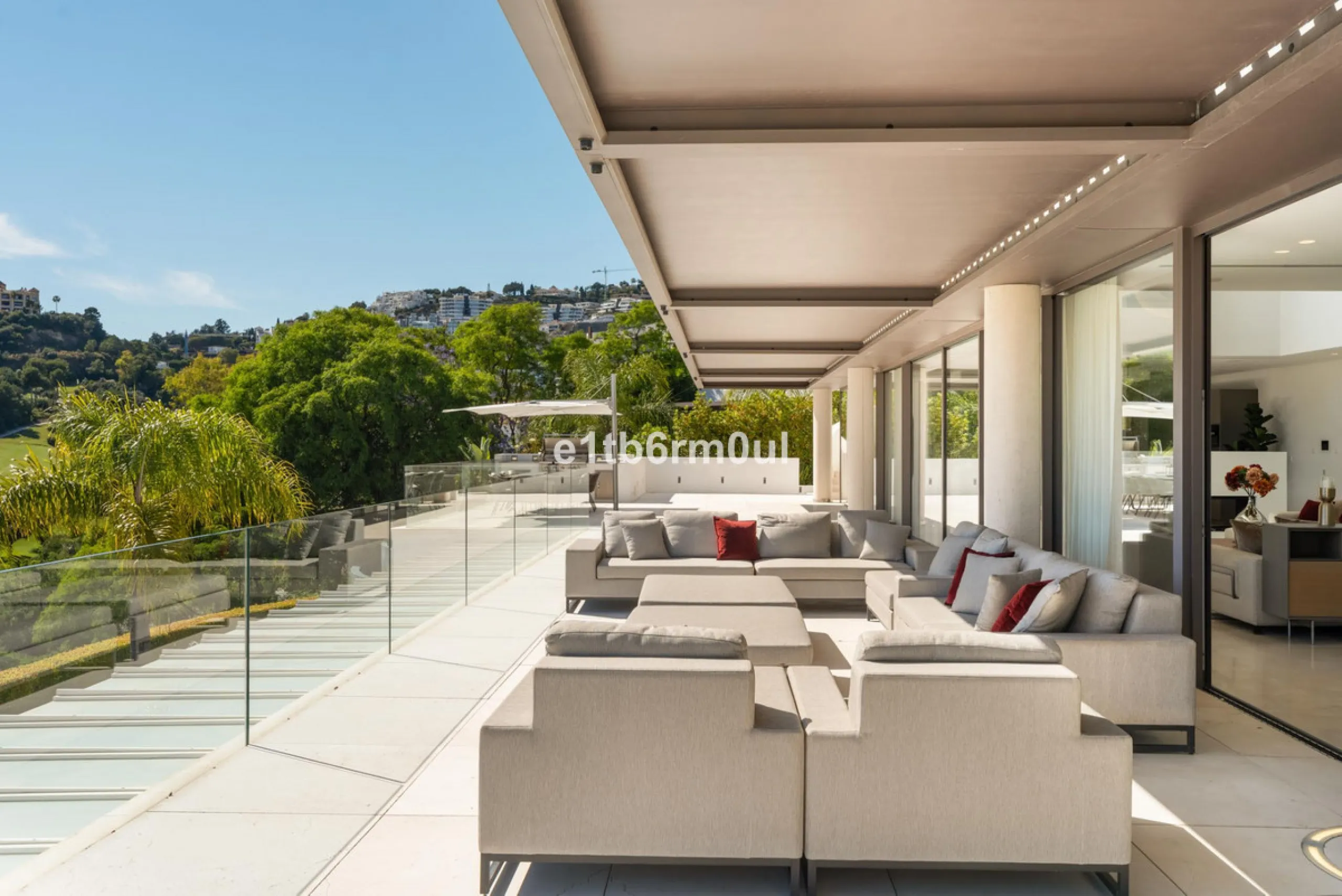 Exquisite Contemporary Five-Bedroom Villa with Panoramic Platform Setting in the heart of La Quinta, Benahavís. Surrounded by top-tier golf courses and just minutes from Puerto Banús, Marbella, and pristine beaches, this home delivers the ultimate Costa d