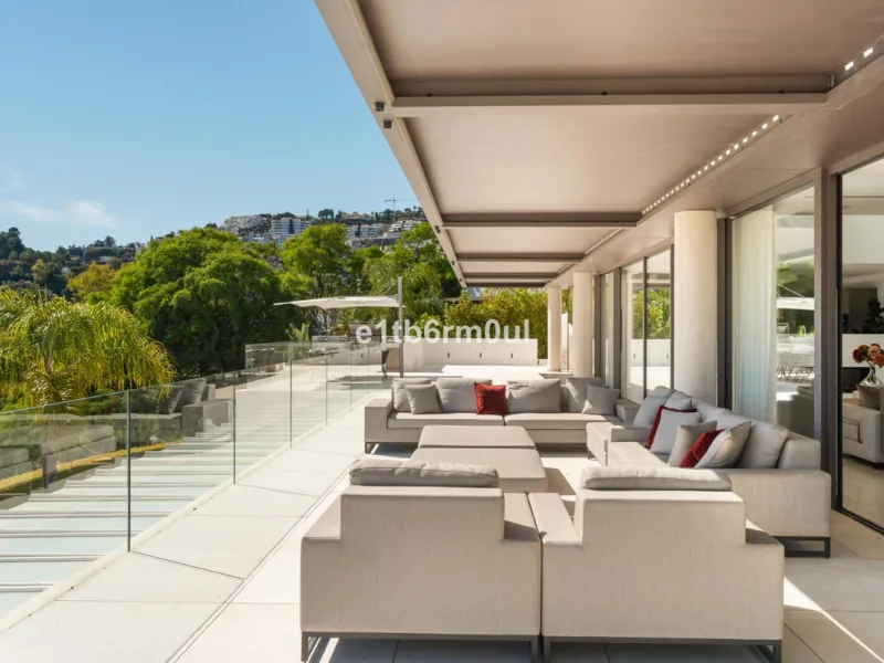 Exquisite Contemporary Five-Bedroom Villa with Panoramic Platform Setting in the heart of La Quinta, Benahavís. Surrounded by top-tier golf courses and just minutes from Puerto Banús, Marbella, and pristine beaches, this home delivers the ultimate Costa d