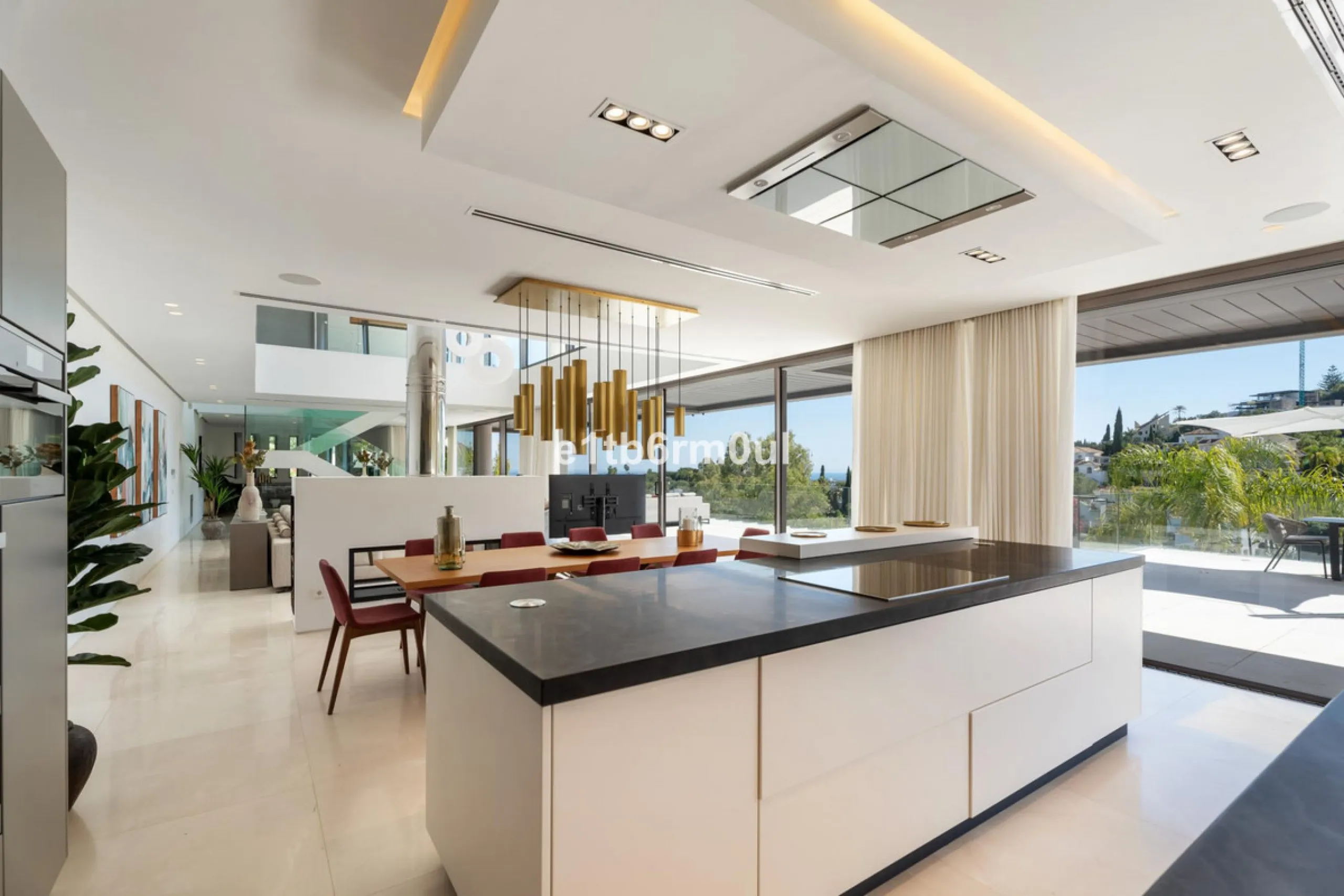Exquisite Contemporary Five-Bedroom Villa with Panoramic Platform Setting in the heart of La Quinta, Benahavís. Surrounded by top-tier golf courses and just minutes from Puerto Banús, Marbella, and pristine beaches, this home delivers the ultimate Costa d