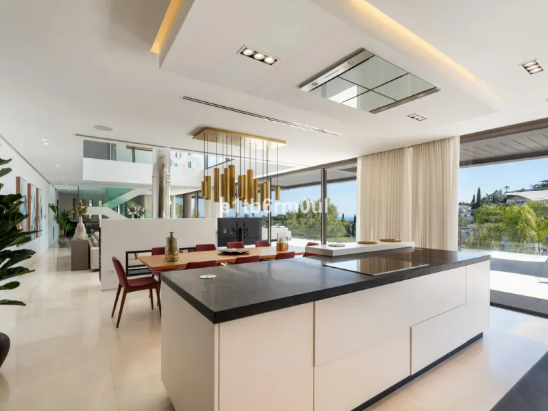 Exquisite Contemporary Five-Bedroom Villa with Panoramic Platform Setting in the heart of La Quinta, Benahavís. Surrounded by top-tier golf courses and just minutes from Puerto Banús, Marbella, and pristine beaches, this home delivers the ultimate Costa d
