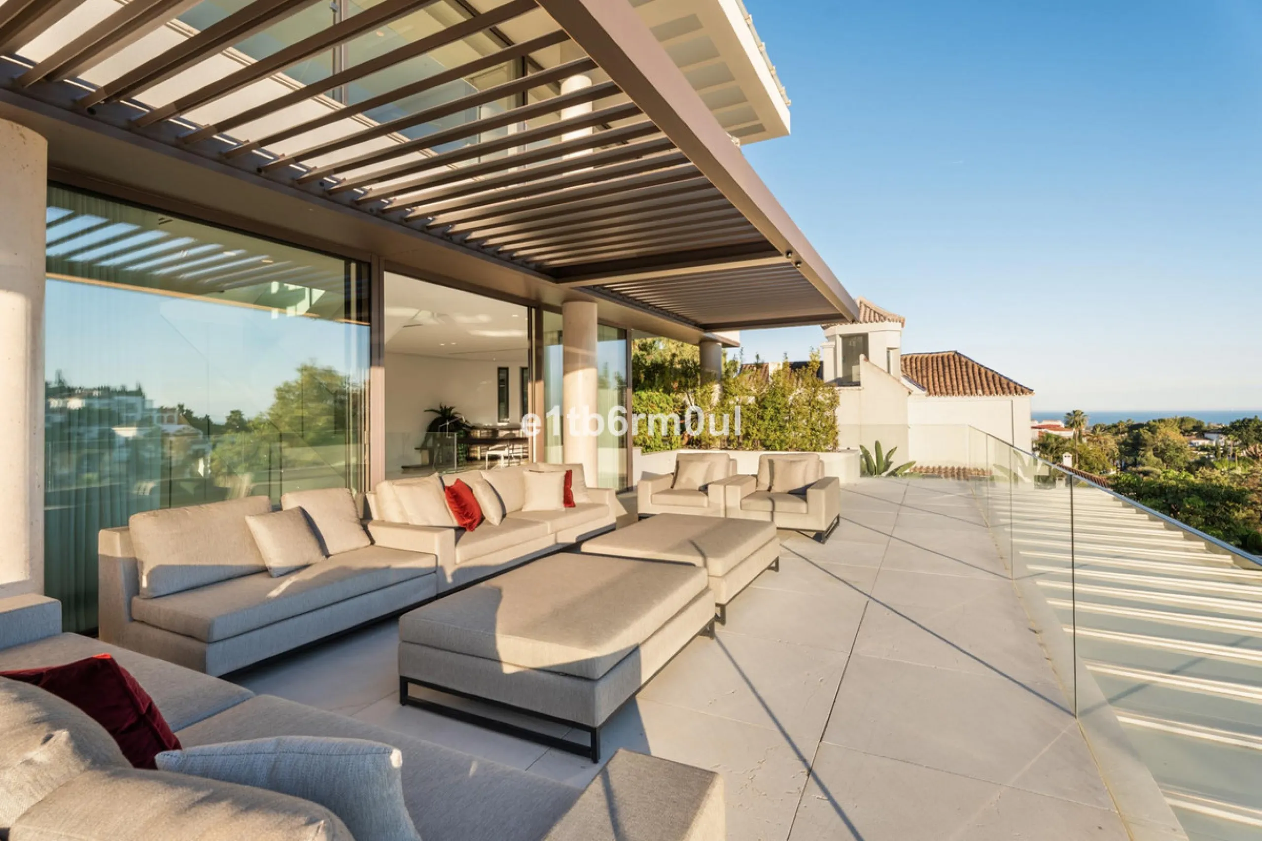 Exquisite Contemporary Five-Bedroom Villa with Panoramic Platform Setting in the heart of La Quinta, Benahavís. Surrounded by top-tier golf courses and just minutes from Puerto Banús, Marbella, and pristine beaches, this home delivers the ultimate Costa d
