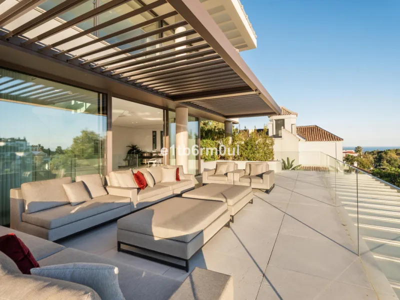 Exquisite Contemporary Five-Bedroom Villa with Panoramic Platform Setting in the heart of La Quinta, Benahavís. Surrounded by top-tier golf courses and just minutes from Puerto Banús, Marbella, and pristine beaches, this home delivers the ultimate Costa d