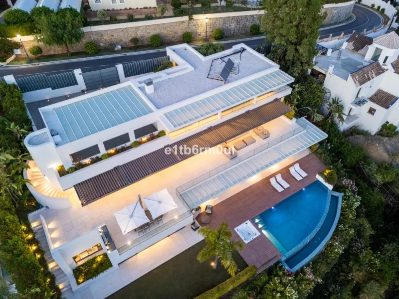 Exquisite Contemporary Five-Bedroom Villa with Panoramic Platform Setting in the heart of La Quinta, Benahavís. Surrounded by top-tier golf courses and just minutes from Puerto Banús, Marbella, and pristine beaches, this home delivers the ultimate Costa d