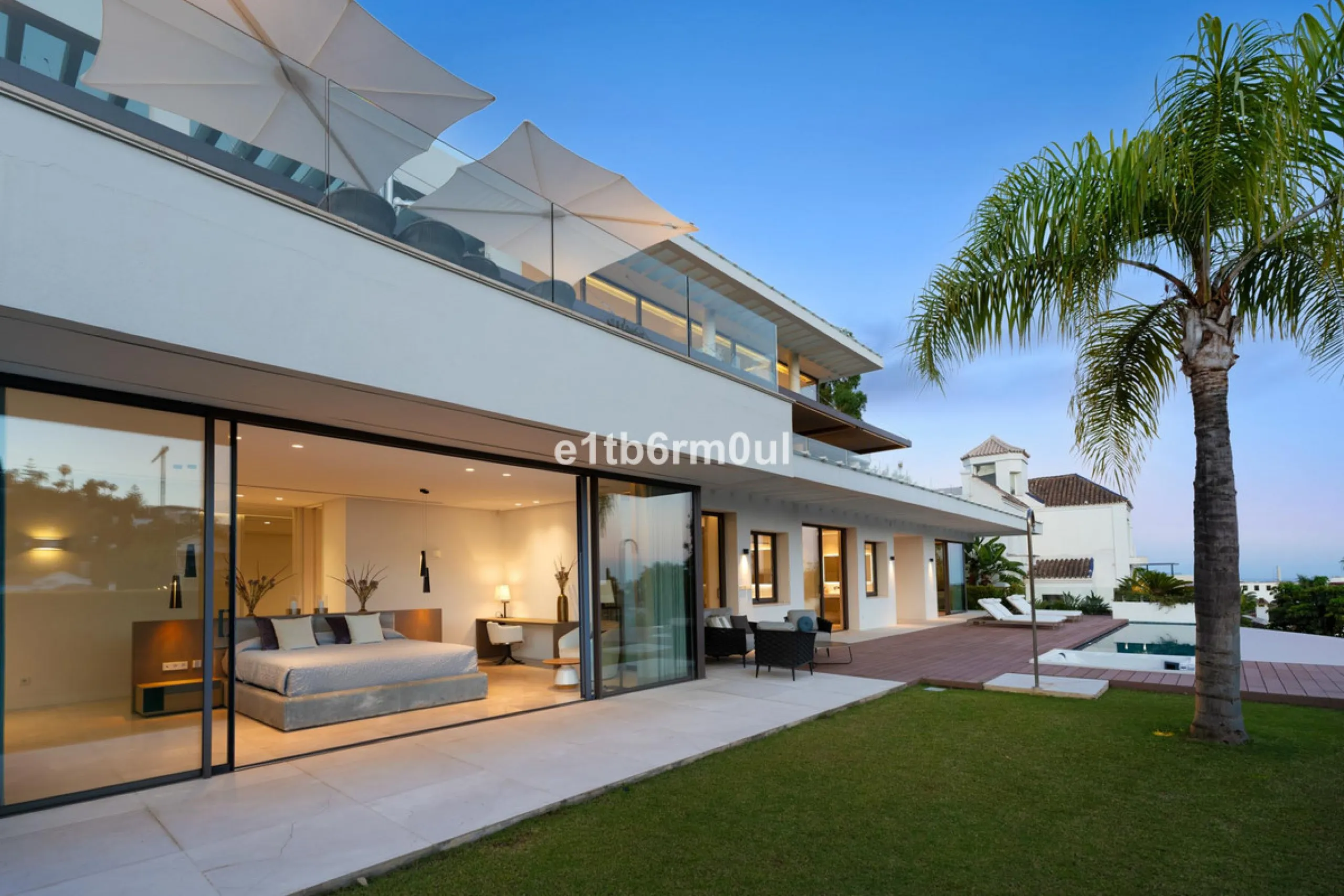 Exquisite Contemporary Five-Bedroom Villa with Panoramic Platform Setting in the heart of La Quinta, Benahavís. Surrounded by top-tier golf courses and just minutes from Puerto Banús, Marbella, and pristine beaches, this home delivers the ultimate Costa d
