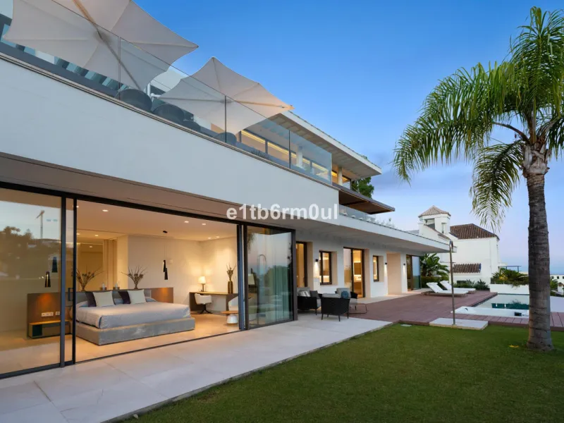Exquisite Contemporary Five-Bedroom Villa with Panoramic Platform Setting in the heart of La Quinta, Benahavís. Surrounded by top-tier golf courses and just minutes from Puerto Banús, Marbella, and pristine beaches, this home delivers the ultimate Costa d