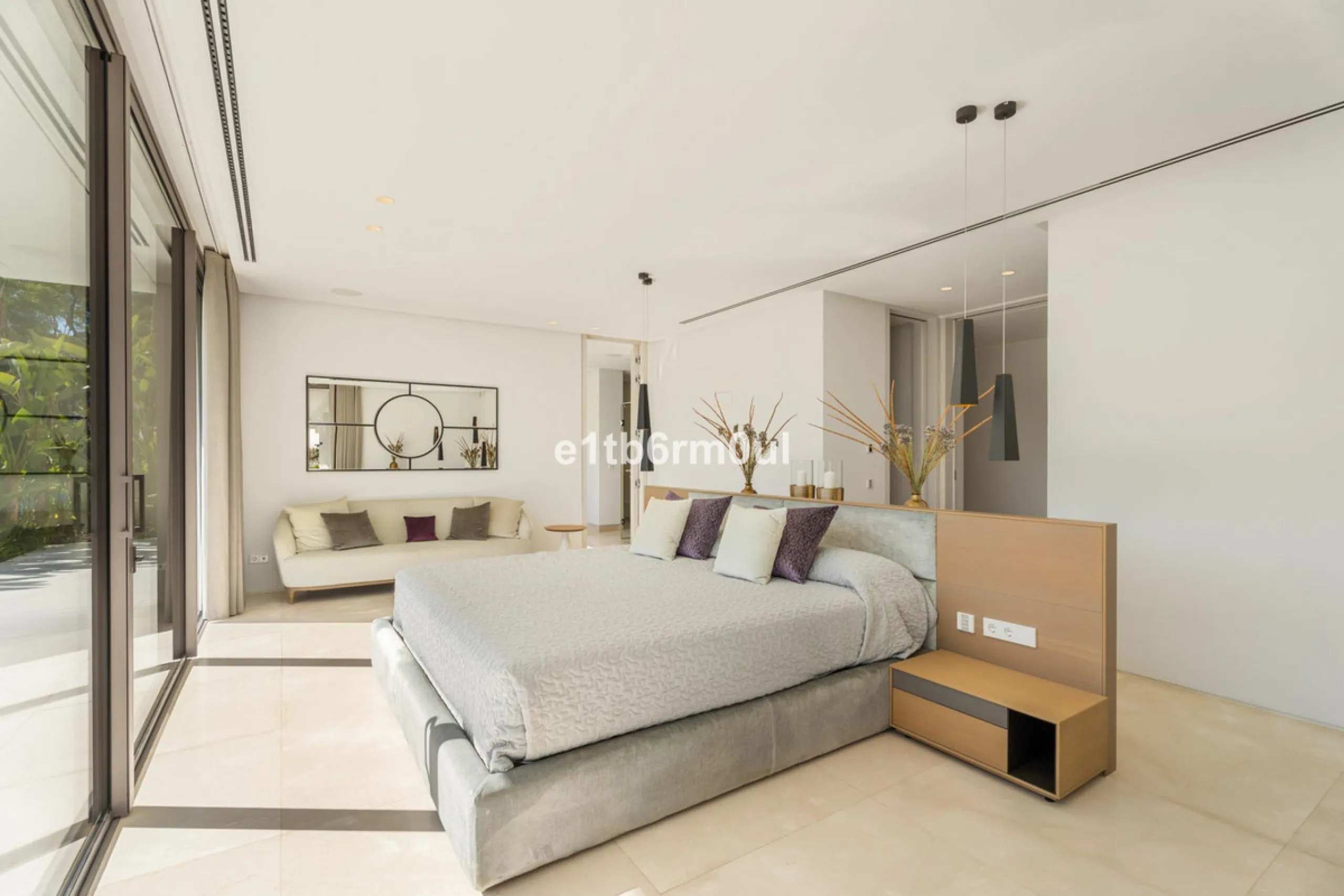Exquisite Contemporary Five-Bedroom Villa with Panoramic Platform Setting in the heart of La Quinta, Benahavís. Surrounded by top-tier golf courses and just minutes from Puerto Banús, Marbella, and pristine beaches, this home delivers the ultimate Costa d