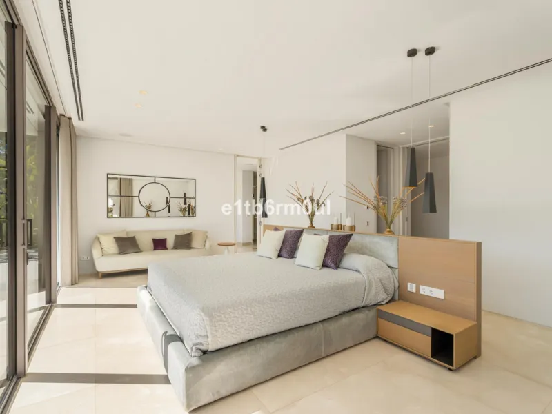 Exquisite Contemporary Five-Bedroom Villa with Panoramic Platform Setting in the heart of La Quinta, Benahavís. Surrounded by top-tier golf courses and just minutes from Puerto Banús, Marbella, and pristine beaches, this home delivers the ultimate Costa d