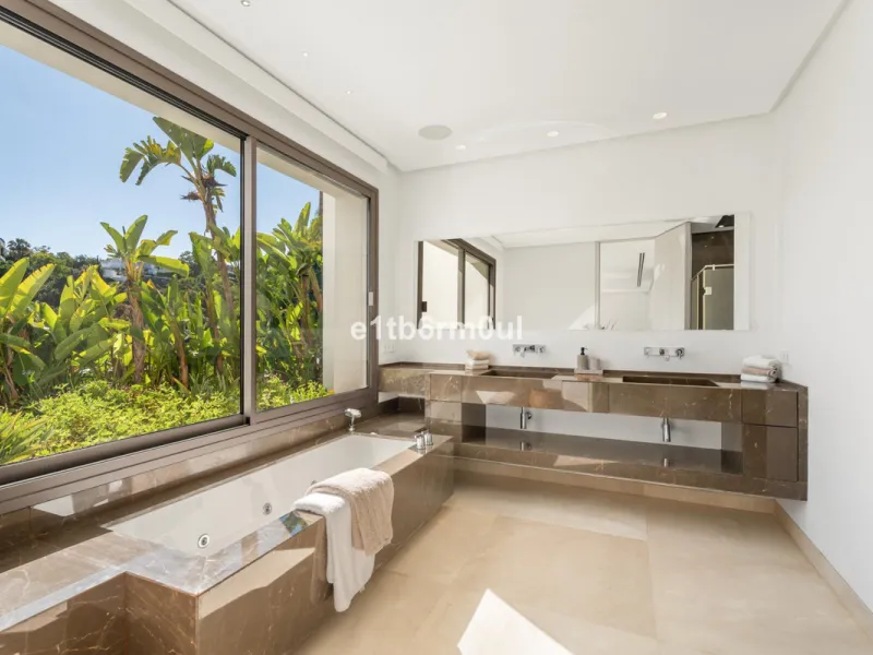 Exquisite Contemporary Five-Bedroom Villa with Panoramic Platform Setting in the heart of La Quinta, Benahavís. Surrounded by top-tier golf courses and just minutes from Puerto Banús, Marbella, and pristine beaches, this home delivers the ultimate Costa d