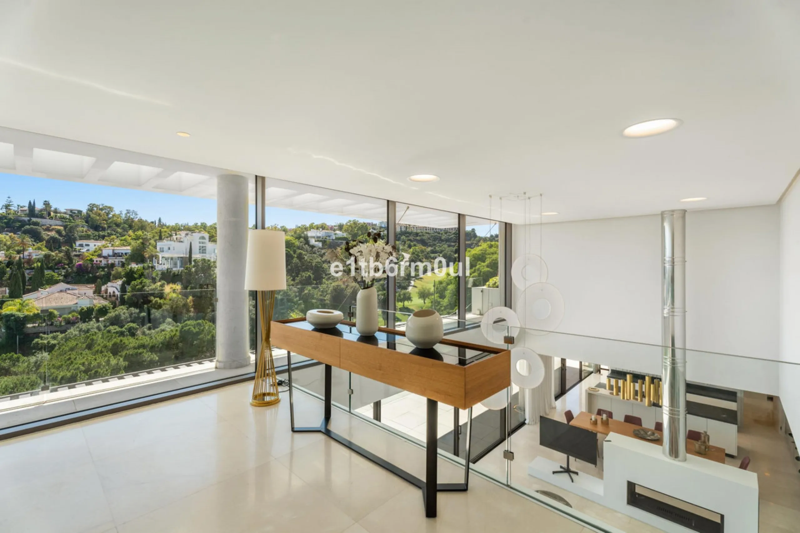Exquisite Contemporary Five-Bedroom Villa with Panoramic Platform Setting in the heart of La Quinta, Benahavís. Surrounded by top-tier golf courses and just minutes from Puerto Banús, Marbella, and pristine beaches, this home delivers the ultimate Costa d