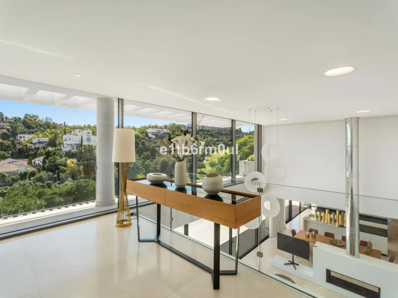 Exquisite Contemporary Five-Bedroom Villa with Panoramic Platform Setting in the heart of La Quinta, Benahavís. Surrounded by top-tier golf courses and just minutes from Puerto Banús, Marbella, and pristine beaches, this home delivers the ultimate Costa d
