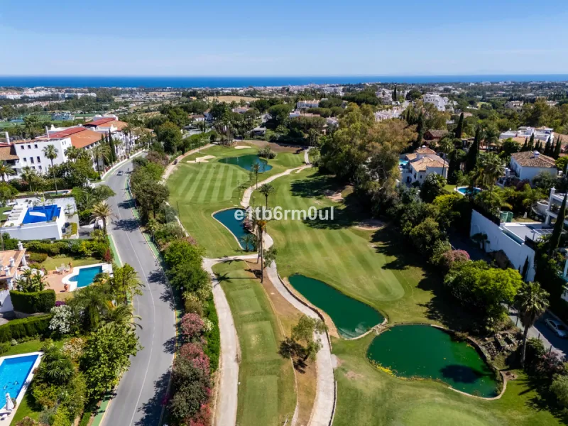 Exquisite Contemporary Five-Bedroom Villa with Panoramic Platform Setting in the heart of La Quinta, Benahavís. Surrounded by top-tier golf courses and just minutes from Puerto Banús, Marbella, and pristine beaches, this home delivers the ultimate Costa d