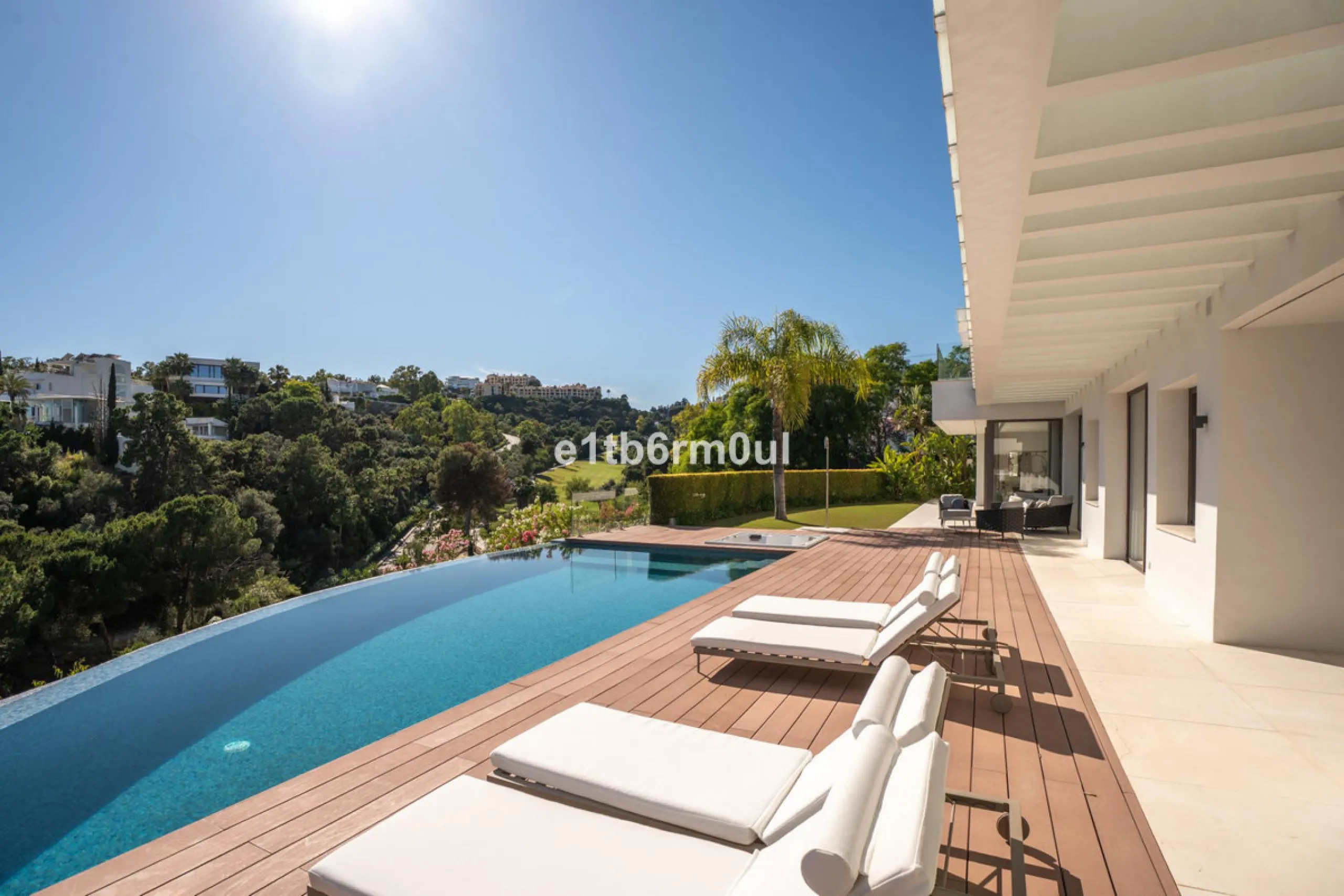 Exquisite Contemporary Five-Bedroom Villa with Panoramic Platform Setting in the heart of La Quinta, Benahavís. Surrounded by top-tier golf courses and just minutes from Puerto Banús, Marbella, and pristine beaches, this home delivers the ultimate Costa d