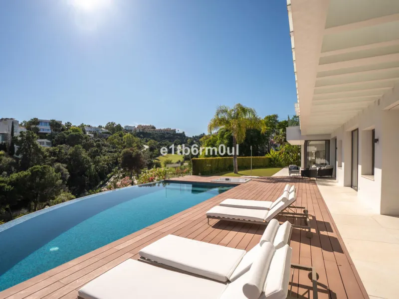 Exquisite Contemporary Five-Bedroom Villa with Panoramic Platform Setting in the heart of La Quinta, Benahavís. Surrounded by top-tier golf courses and just minutes from Puerto Banús, Marbella, and pristine beaches, this home delivers the ultimate Costa d