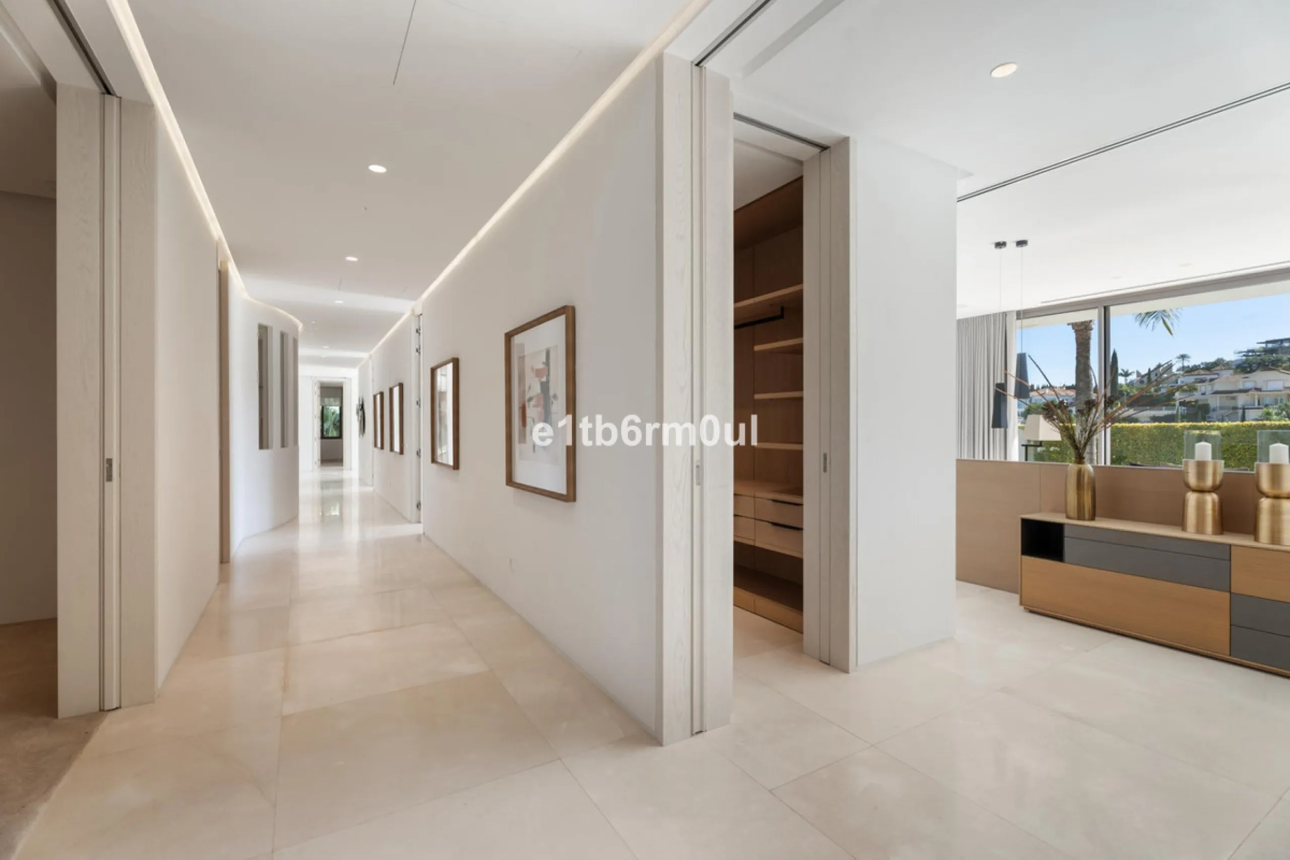 Exquisite Contemporary Five-Bedroom Villa with Panoramic Platform Setting in the heart of La Quinta, Benahavís. Surrounded by top-tier golf courses and just minutes from Puerto Banús, Marbella, and pristine beaches, this home delivers the ultimate Costa d