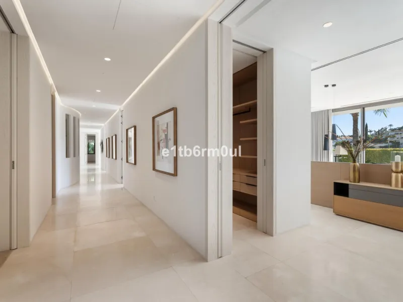 Exquisite Contemporary Five-Bedroom Villa with Panoramic Platform Setting in the heart of La Quinta, Benahavís. Surrounded by top-tier golf courses and just minutes from Puerto Banús, Marbella, and pristine beaches, this home delivers the ultimate Costa d