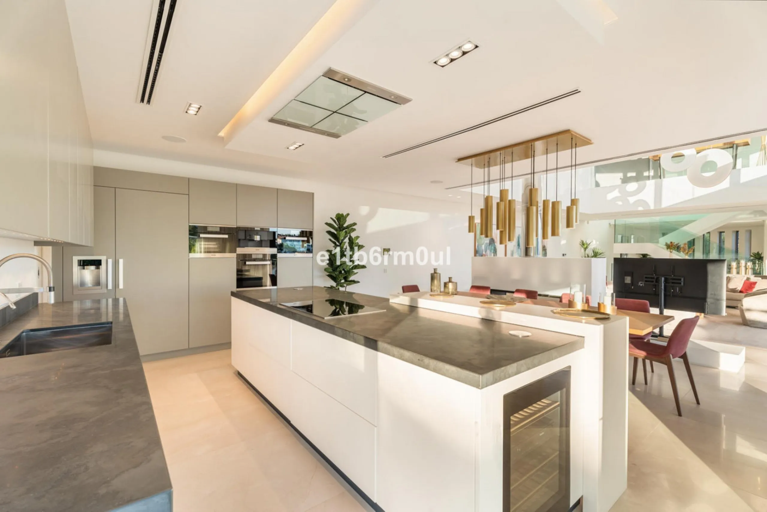 Exquisite Contemporary Five-Bedroom Villa with Panoramic Platform Setting in the heart of La Quinta, Benahavís. Surrounded by top-tier golf courses and just minutes from Puerto Banús, Marbella, and pristine beaches, this home delivers the ultimate Costa d