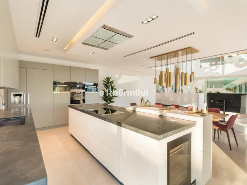 Exquisite Contemporary Five-Bedroom Villa with Panoramic Platform Setting in the heart of La Quinta, Benahavís. Surrounded by top-tier golf courses and just minutes from Puerto Banús, Marbella, and pristine beaches, this home delivers the ultimate Costa d