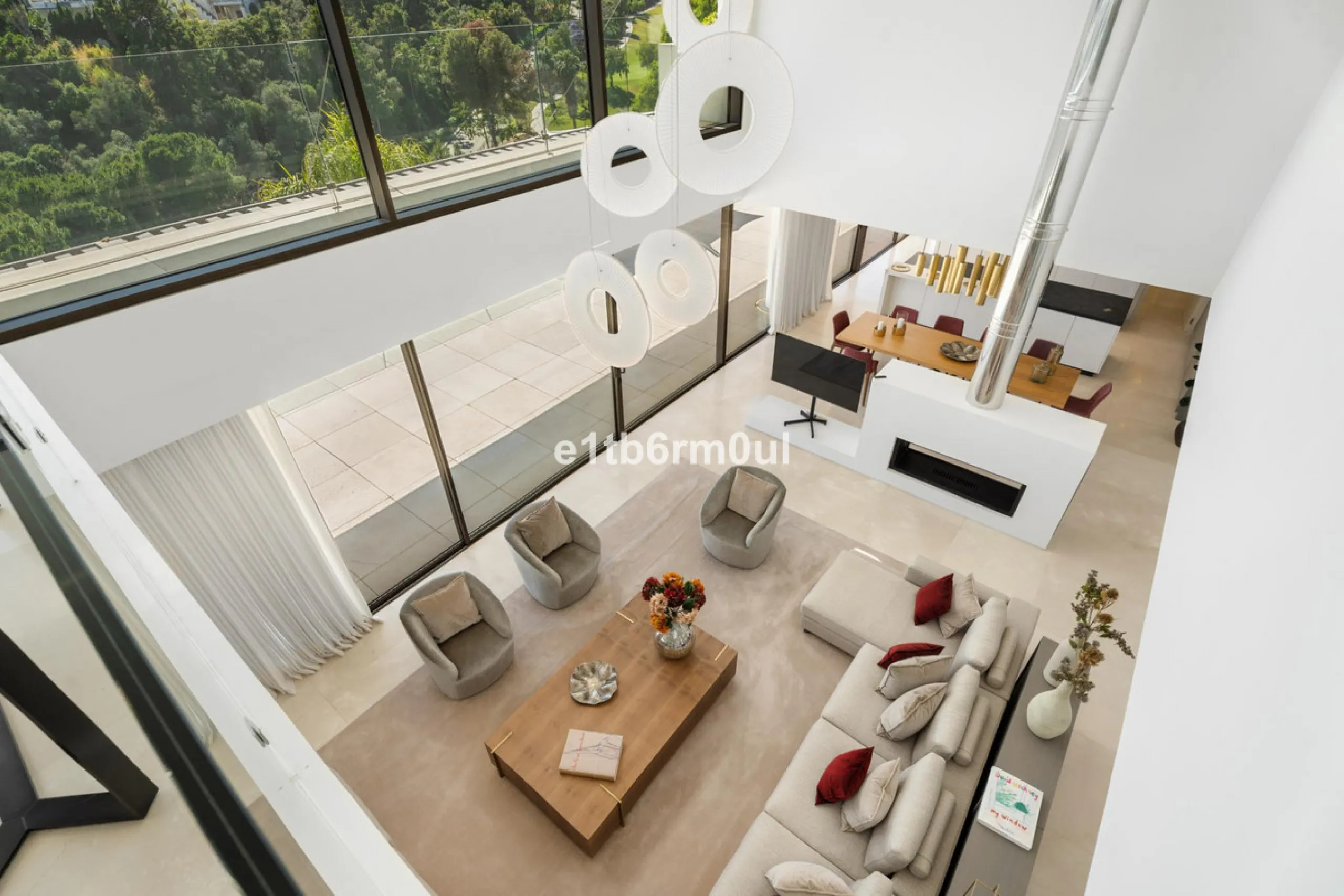 Exquisite Contemporary Five-Bedroom Villa with Panoramic Platform Setting in the heart of La Quinta, Benahavís. Surrounded by top-tier golf courses and just minutes from Puerto Banús, Marbella, and pristine beaches, this home delivers the ultimate Costa d