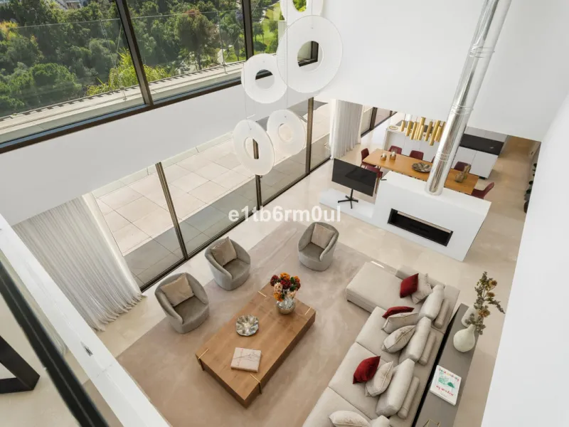 Exquisite Contemporary Five-Bedroom Villa with Panoramic Platform Setting in the heart of La Quinta, Benahavís. Surrounded by top-tier golf courses and just minutes from Puerto Banús, Marbella, and pristine beaches, this home delivers the ultimate Costa d