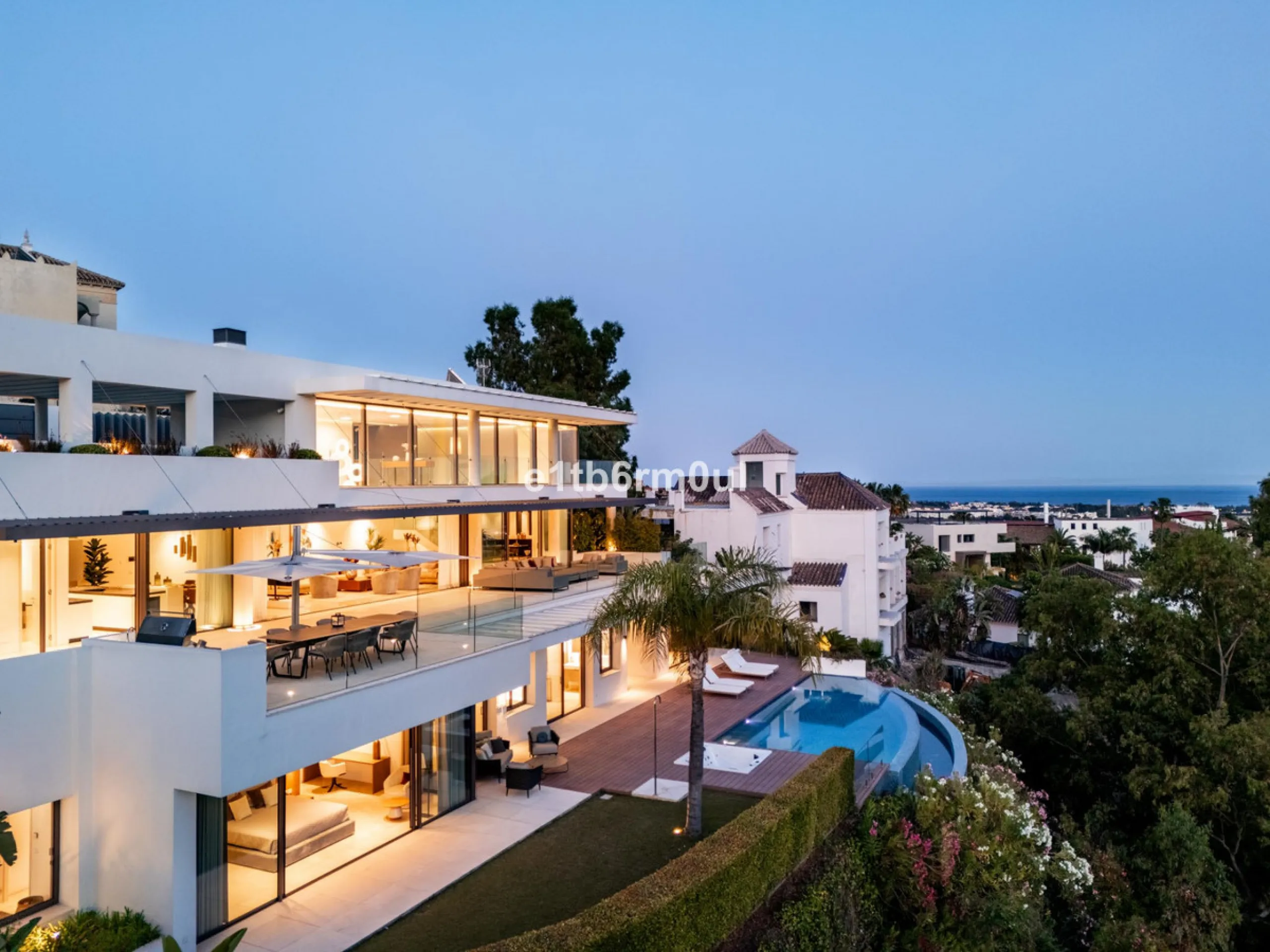Exquisite Contemporary Five-Bedroom Villa with Panoramic Platform Setting in the heart of La Quinta, Benahavís. Surrounded by top-tier golf courses and just minutes from Puerto Banús, Marbella, and pristine beaches, this home delivers the ultimate Costa d