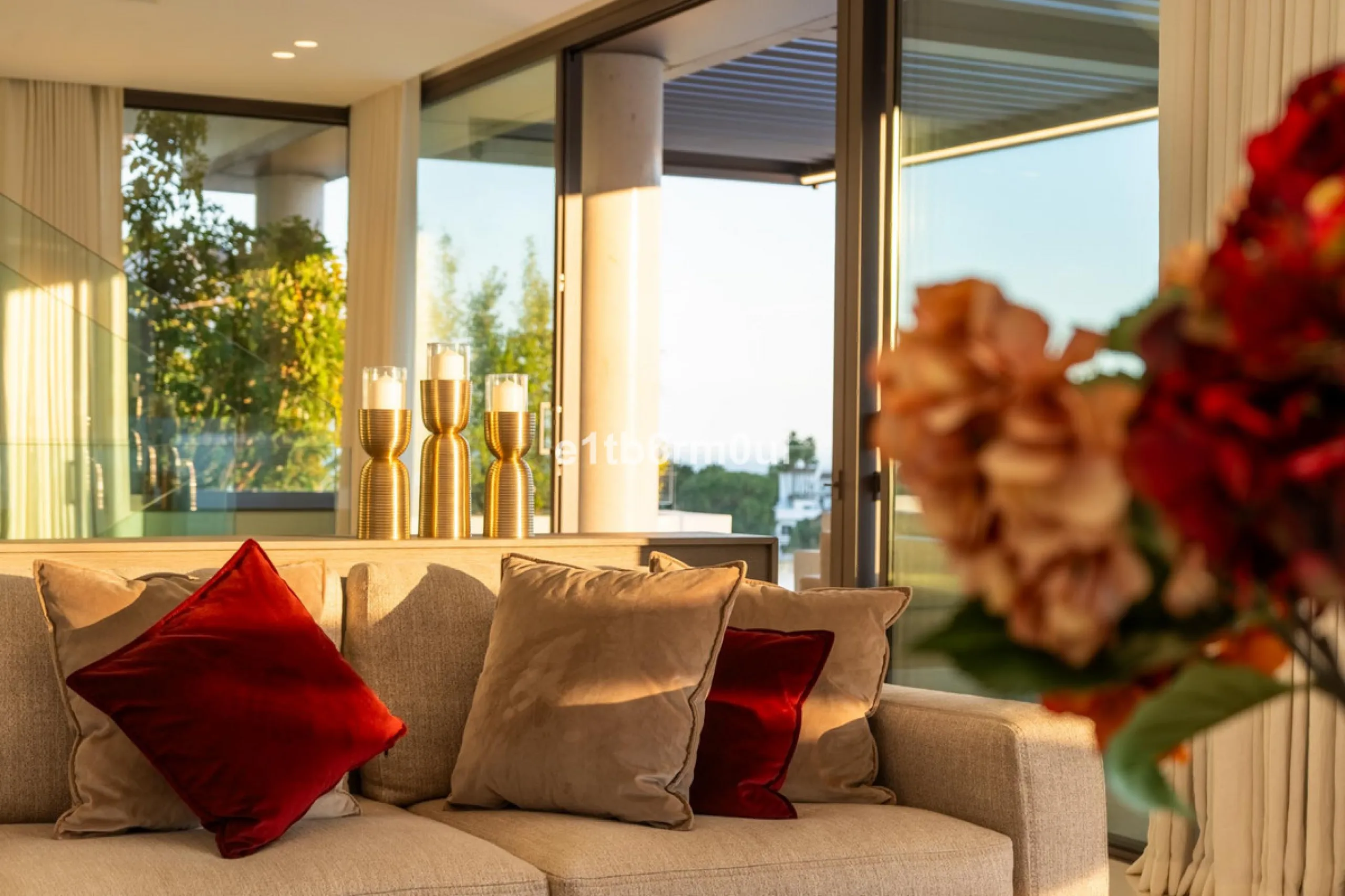 Exquisite Contemporary Five-Bedroom Villa with Panoramic Platform Setting in the heart of La Quinta, Benahavís. Surrounded by top-tier golf courses and just minutes from Puerto Banús, Marbella, and pristine beaches, this home delivers the ultimate Costa d