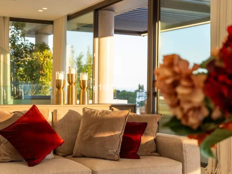 Exquisite Contemporary Five-Bedroom Villa with Panoramic Platform Setting in the heart of La Quinta, Benahavís. Surrounded by top-tier golf courses and just minutes from Puerto Banús, Marbella, and pristine beaches, this home delivers the ultimate Costa d
