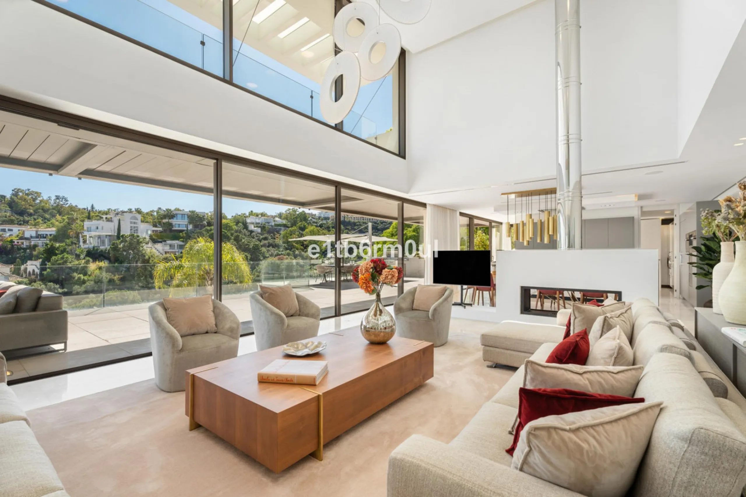 Exquisite Contemporary Five-Bedroom Villa with Panoramic Platform Setting in the heart of La Quinta, Benahavís. Surrounded by top-tier golf courses and just minutes from Puerto Banús, Marbella, and pristine beaches, this home delivers the ultimate Costa d