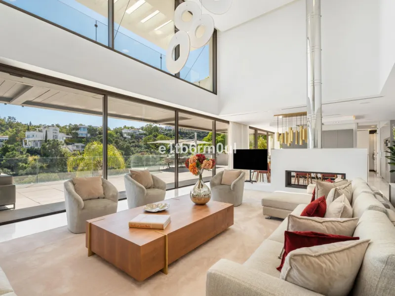 Exquisite Contemporary Five-Bedroom Villa with Panoramic Platform Setting in the heart of La Quinta, Benahavís. Surrounded by top-tier golf courses and just minutes from Puerto Banús, Marbella, and pristine beaches, this home delivers the ultimate Costa d