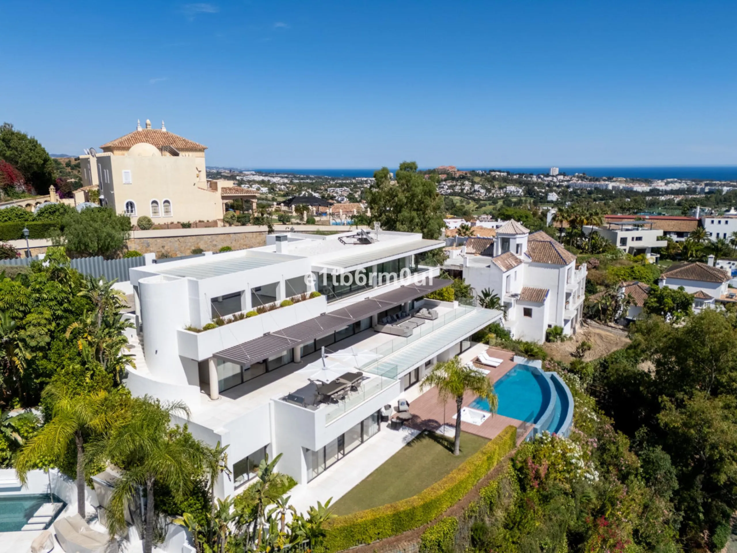 Exquisite Contemporary Five-Bedroom Villa with Panoramic Platform Setting in the heart of La Quinta, Benahavís. Surrounded by top-tier golf courses and just minutes from Puerto Banús, Marbella, and pristine beaches, this home delivers the ultimate Costa d