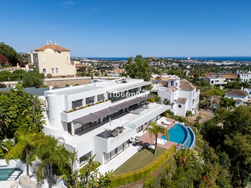 Exquisite Contemporary Five-Bedroom Villa with Panoramic Platform Setting in the heart of La Quinta, Benahavís. Surrounded by top-tier golf courses and just minutes from Puerto Banús, Marbella, and pristine beaches, this home delivers the ultimate Costa d