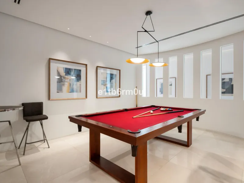 Exquisite Contemporary Five-Bedroom Villa with Panoramic Platform Setting in the heart of La Quinta, Benahavís. Surrounded by top-tier golf courses and just minutes from Puerto Banús, Marbella, and pristine beaches, this home delivers the ultimate Costa d
