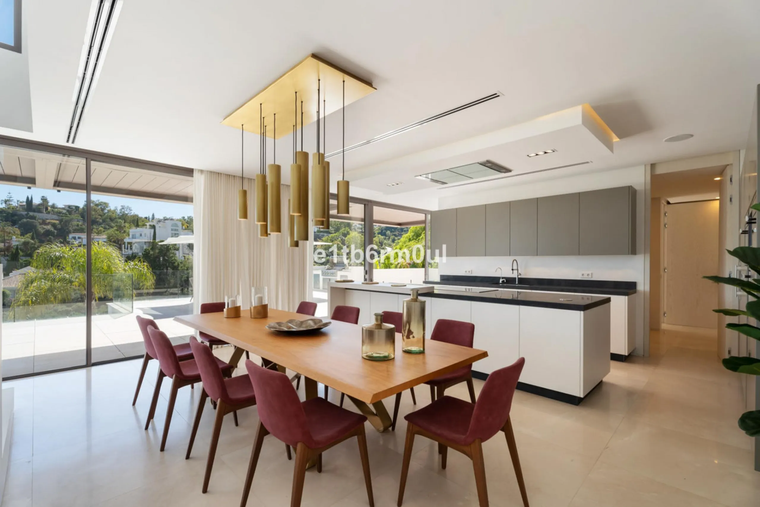 Exquisite Contemporary Five-Bedroom Villa with Panoramic Platform Setting in the heart of La Quinta, Benahavís. Surrounded by top-tier golf courses and just minutes from Puerto Banús, Marbella, and pristine beaches, this home delivers the ultimate Costa d
