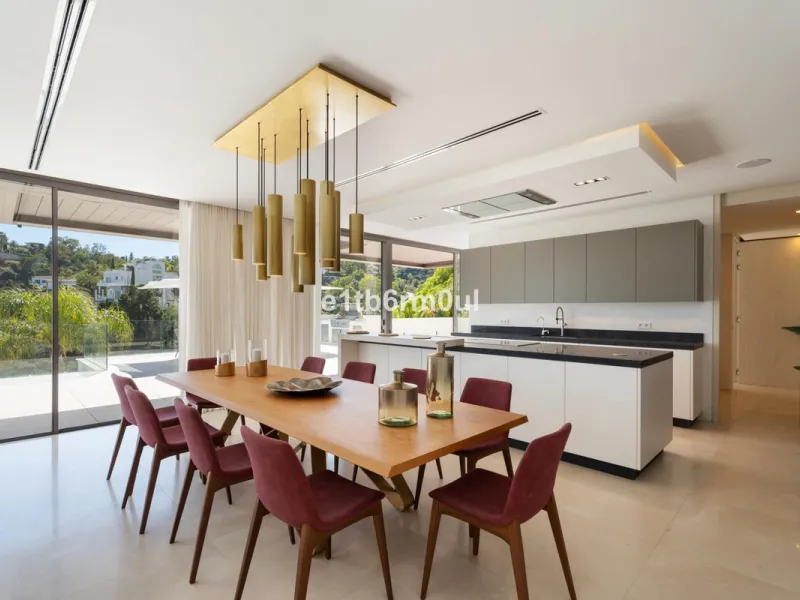 Exquisite Contemporary Five-Bedroom Villa with Panoramic Platform Setting in the heart of La Quinta, Benahavís. Surrounded by top-tier golf courses and just minutes from Puerto Banús, Marbella, and pristine beaches, this home delivers the ultimate Costa d