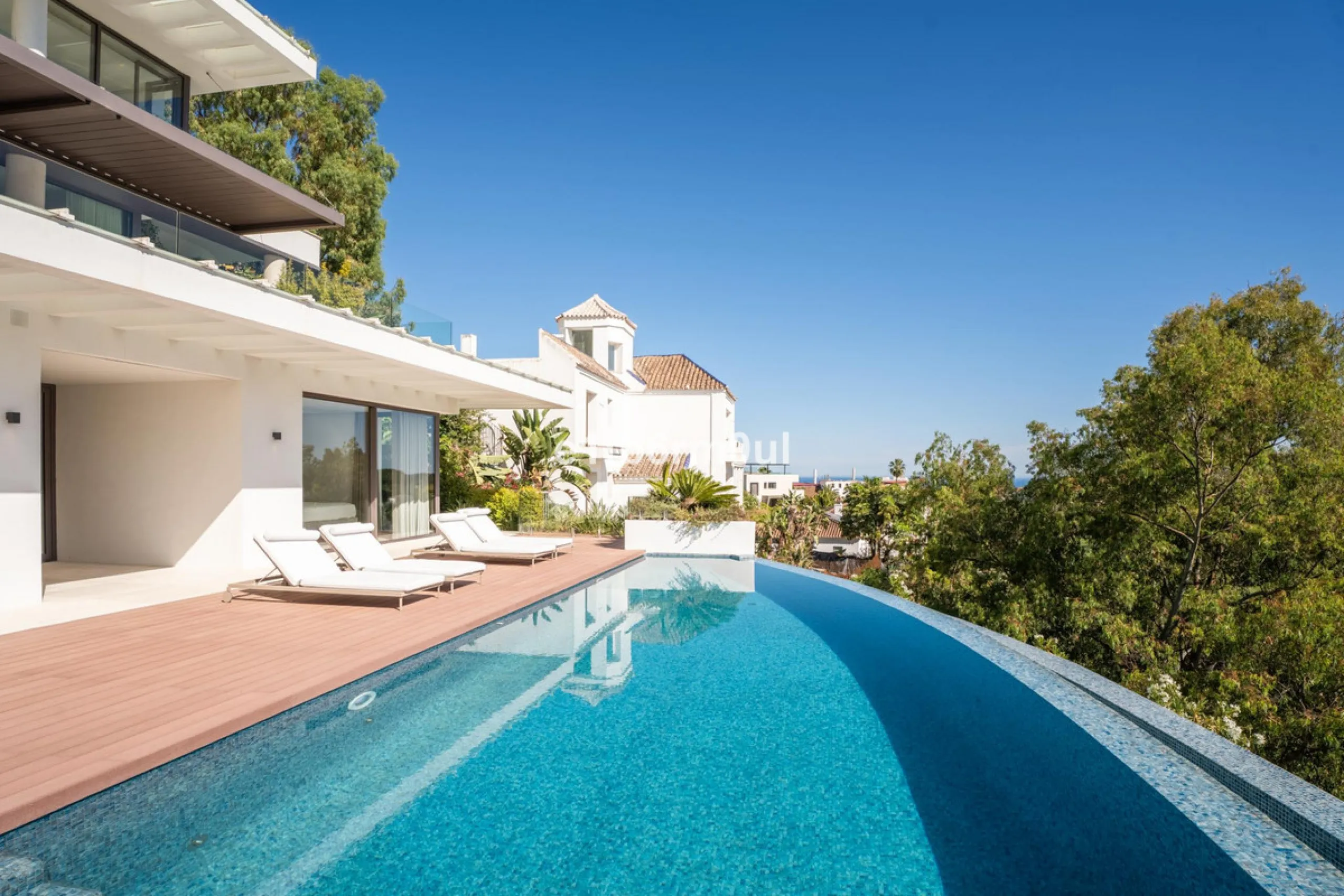 Exquisite Contemporary Five-Bedroom Villa with Panoramic Platform Setting in the heart of La Quinta, Benahavís. Surrounded by top-tier golf courses and just minutes from Puerto Banús, Marbella, and pristine beaches, this home delivers the ultimate Costa d