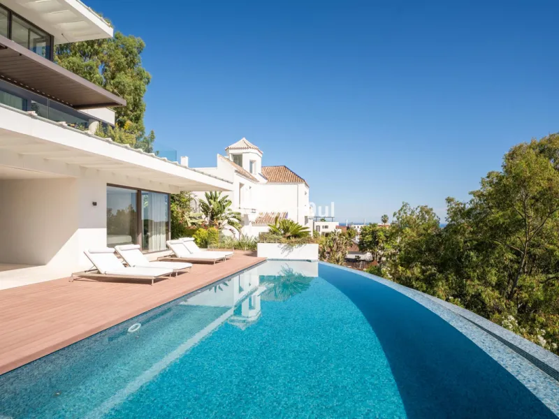 Exquisite Contemporary Five-Bedroom Villa with Panoramic Platform Setting in the heart of La Quinta, Benahavís. Surrounded by top-tier golf courses and just minutes from Puerto Banús, Marbella, and pristine beaches, this home delivers the ultimate Costa d