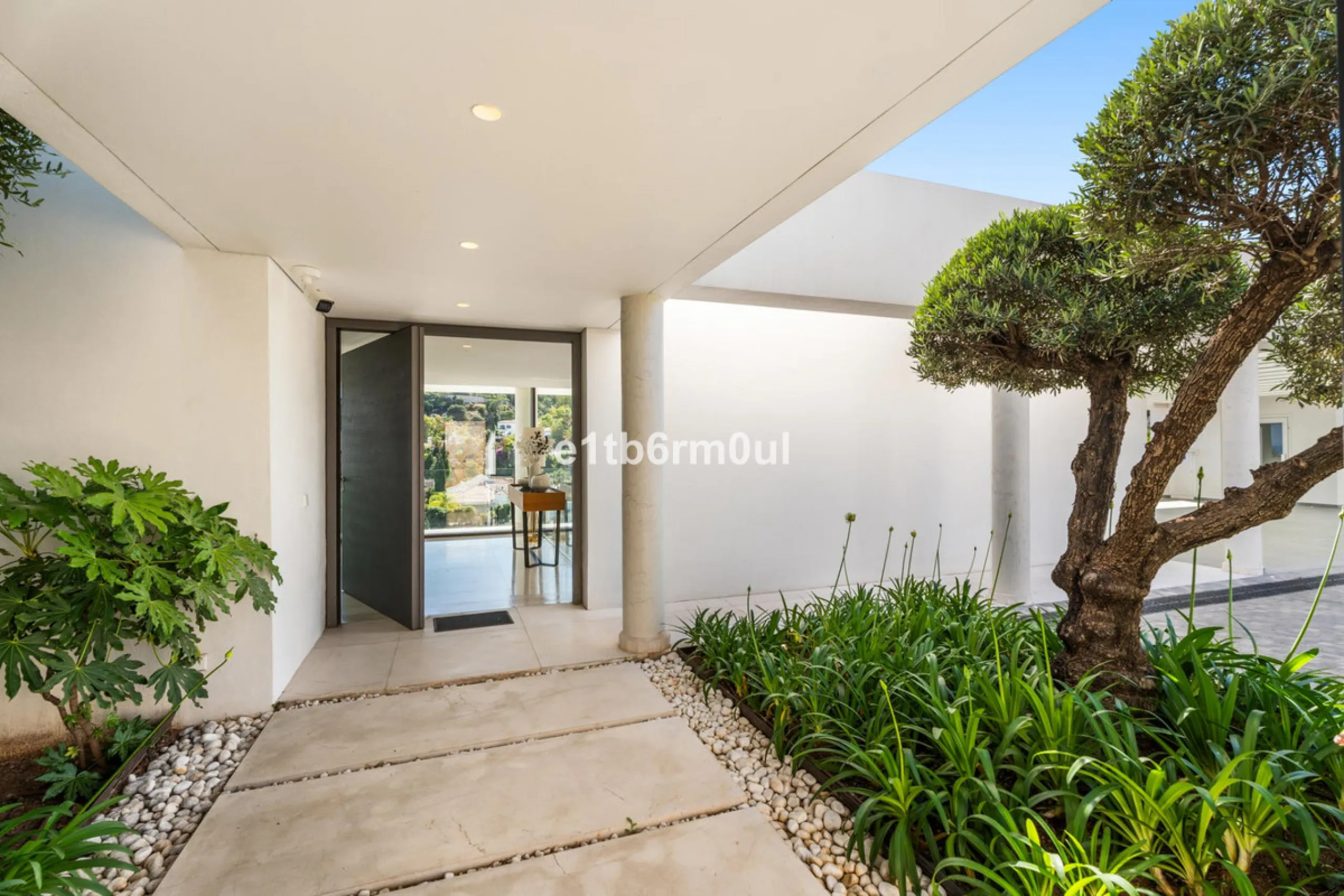 Exquisite Contemporary Five-Bedroom Villa with Panoramic Platform Setting in the heart of La Quinta, Benahavís. Surrounded by top-tier golf courses and just minutes from Puerto Banús, Marbella, and pristine beaches, this home delivers the ultimate Costa d