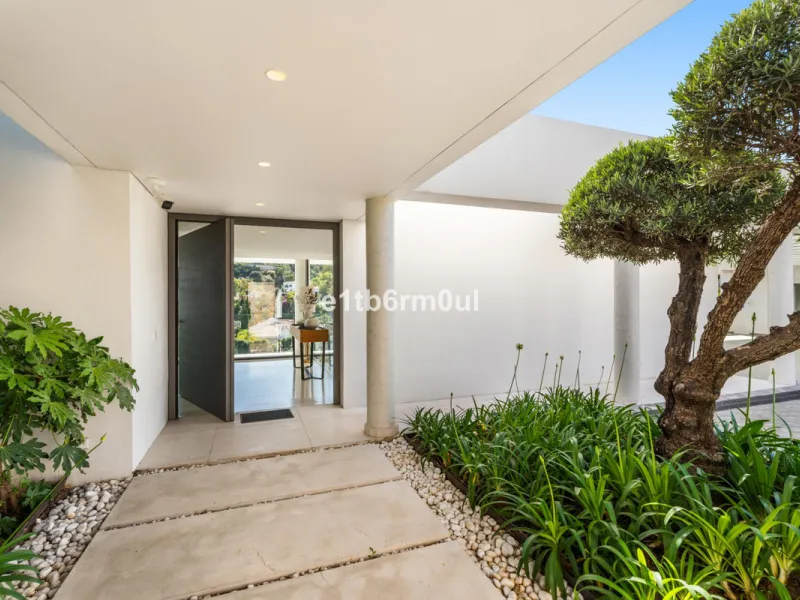 Exquisite Contemporary Five-Bedroom Villa with Panoramic Platform Setting in the heart of La Quinta, Benahavís. Surrounded by top-tier golf courses and just minutes from Puerto Banús, Marbella, and pristine beaches, this home delivers the ultimate Costa d